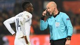 Gelandang Prancis Blaise Matuidi berbicara dengan wasit Anthony Taylor. Dalam laga tersebut Matuidi hanya tampil selama 65 menit sebelum digantikan Moussa Sissoko. (REUTERS/Toussaint Kluiters)