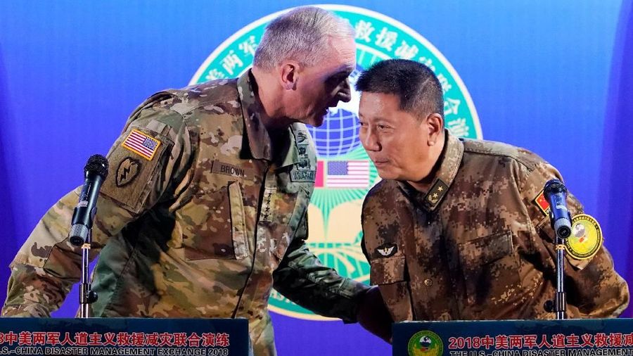 Jenderal Robert Brown, komandan jenderal Angkatan Darat AS Pasifik dan Tentara Pembebasan Rakyat China (PLA) Letnan Jenderal Qin Weijiang menghadiri konferensi pers tentang latihan 