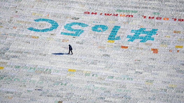 A general view shows 100,000 postcards with messages against climate change, sent by young people from all over the world and stuck together to break the Guinness World Record of the biggest postcard on the Jungfraufirn, the upper part of Europe's longest glacier, the Aletschgletscher, near Jungfraujoch, Switzerland November 16, 2018.   REUTERS/Arnd Wiegmann
