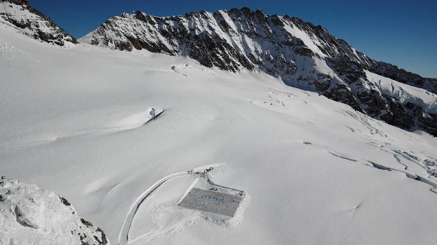 A general view shows 100,000 postcards with messages against climate change, sent by young people from all over the world and stuck together to break the Guinness World Record of the biggest postcard on the Jungfraufirn, the upper part of Europe's longest glacier, the Aletschgletscher, near Jungfraujoch, Switzerland November 16, 2018. REUTERS/Arnd Wiegmann