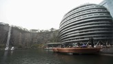Hotel Intercontinental berjarak sekitar satu jam perjalanan dari pusat kota Shanghai. Untuk bisa bermalam di sana, tamu harus merogoh kocek mulai dari 3.394 yuan per malam. (REUTERS/Aly Song)