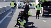 Beberapa demonstran mengumumkan bahwa mereka bermaksud untuk berkemah semalam dan mungkin melanjutkan protes pada Minggu (18/11). (REUTERS/Eric Gaillard)