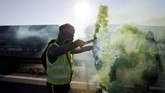 Para pengunjuk rasa mengatakan mereka diperas selama bertahun-tahun dengan kenaikan pajak bahan bakar yang membuat harga-harga naik sejak awal 2000-an. (REUTERS/Pascal Rossignol)