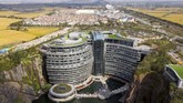Proyek pembangunan hotel disebut sebagai upaya kelestarian lingkungan denga memanfaatkan tambang yang kerap ditinggalkan hingga berujung tempat pembuangan akhir (landfill). (AFP/ Johannes EISELE)