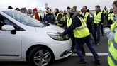 Meskipun sebagian besar pemblokiran jalanan dilakukan tanpa insiden, emosi massa diberitakan meletus ketika beberapa pengendara memaksa untuk menembus blokade para pengunjuk rasa. (REUTERS/Stephane Mahe)