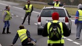 Di wilayah timur Savoie, Prancis, seorang ibu panik karena mobilnya terkepung para pengunjuk rasa saat hendak membawa putrinya ke dokter. Seorang wanita berusia 63 tahun pun tewas tertabrak mobil. Pengemudi, yang disebut polisi dalam keadaan syok, sudah dibawa untuk dimintai keterangannya. (REUTERS/Stephane Mahe)