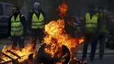 Gerakan ini dimulai di media sosial bulan lalu dengan seruan memblokade jalan raya akibat kebijakan Presiden Prancis Emmanuel Macron. (REUTERS/Stephane Mahe)