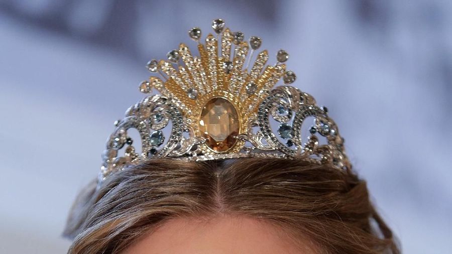 Versace menggunakan taburan 380 kristal pada setiap mahkotanya yang berkolaborasi dengan Swarovski