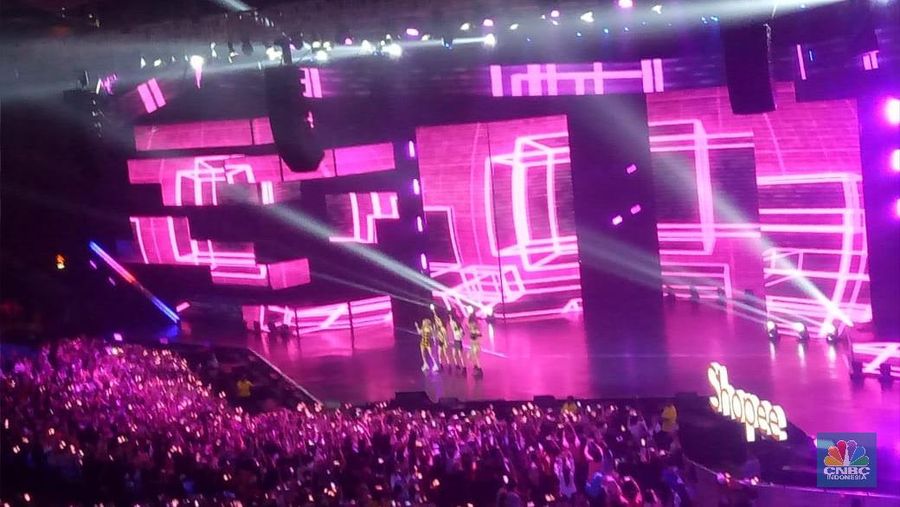 Personil Blackpink terlihat sangat anggun dengan panduan baju yang didominasi warna orange.