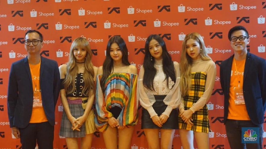 Personil Blackpink terlihat sangat anggun dengan panduan baju yang didominasi warna orange.