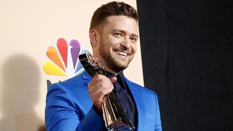 Singer Justin Timberlake poses with his iHeartRadio Innovator Award backstage at the 2015 iHeartRadio Music Awards in Los Angeles, California, March 29, 2015. REUTERS/Danny Moloshok