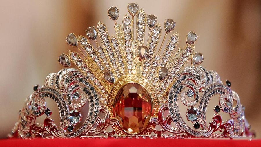 A tiara designed by Donatella Versace, studded with 380 Swarovski crystals is displayed during the presentation of the debutants' headwear ahead of the traditional Opera Ball in Vienna, Austria, November 19, 2018. REUTERS/Heinz-Peter Bader