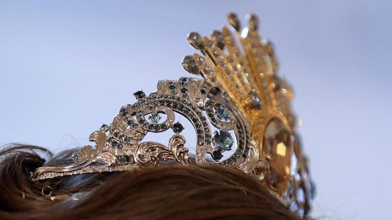 Versace menggunakan taburan 380 kristal pada setiap mahkotanya yang berkolaborasi dengan Swarovski