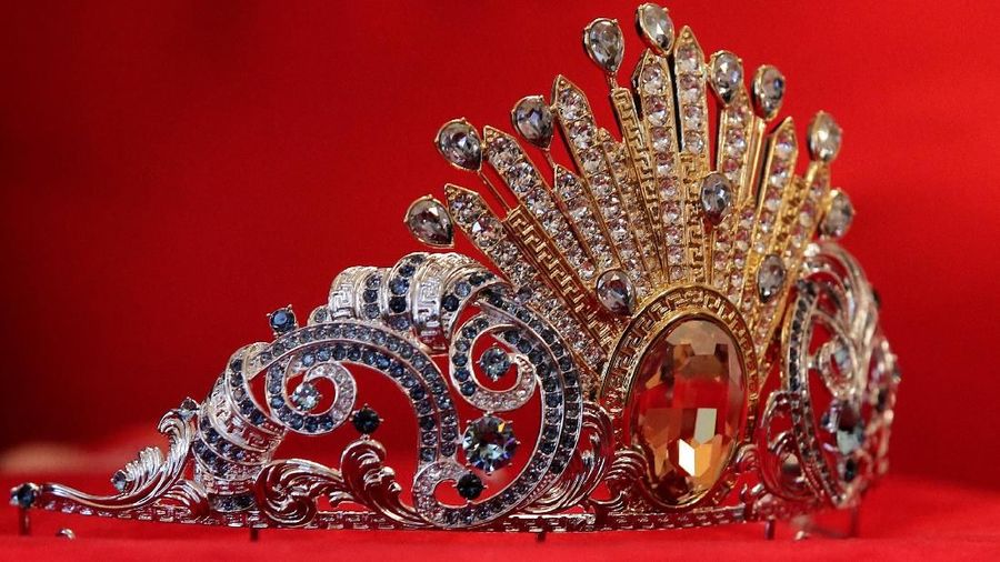 Versace menggunakan taburan 380 kristal pada setiap mahkotanya yang berkolaborasi dengan Swarovski