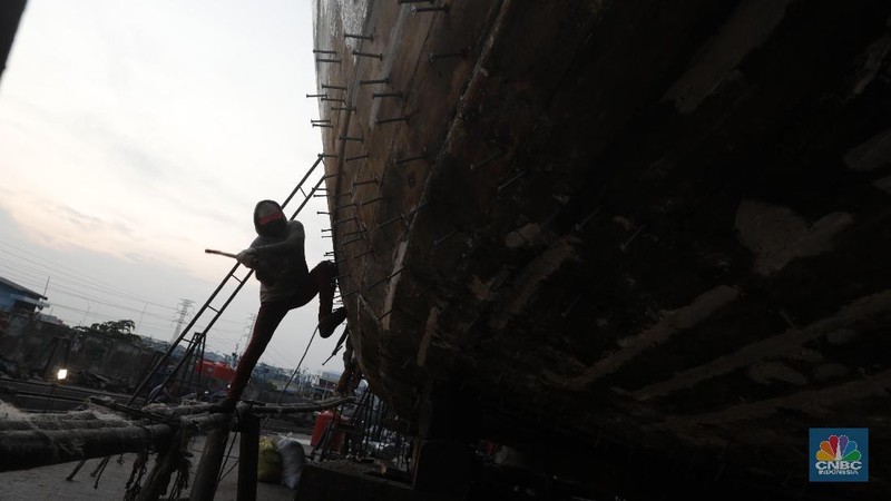 Pemerintah saat ini telah menempatkan industri kemaritiman sebagai salah satu sektor yang diprioritaskan pengembangannya.