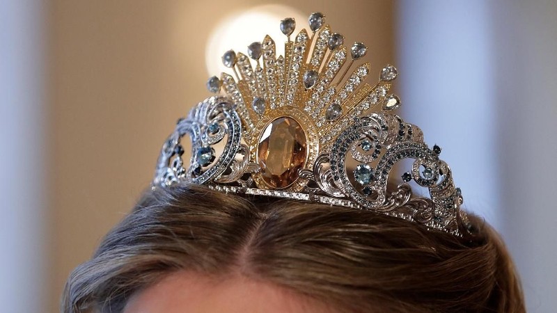 Versace menggunakan taburan 380 kristal pada setiap mahkotanya yang berkolaborasi dengan Swarovski