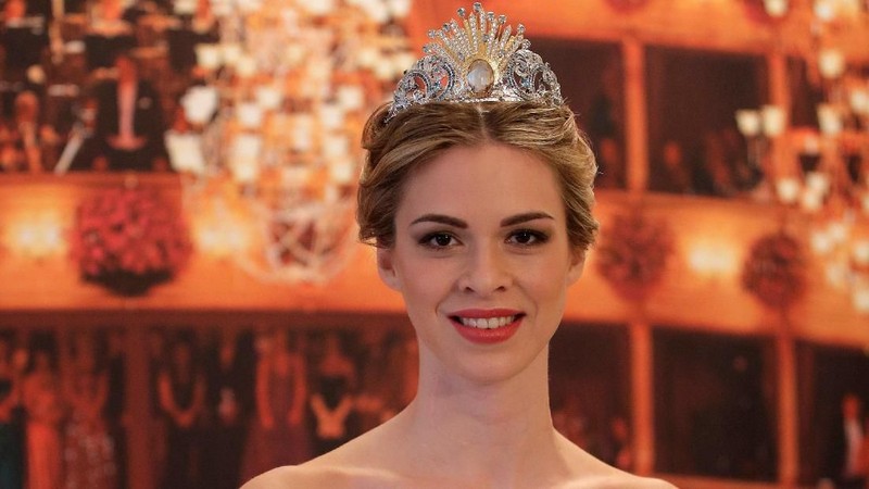 Versace menggunakan taburan 380 kristal pada setiap mahkotanya yang berkolaborasi dengan Swarovski
