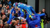 Alex Rins berselebrasi dengan tim dari Suzuki. MotoGP Valencia merupakan podium kelima bagi Rins di musim ini. Total pebalap asal Spanyol itu menempati posisi kelima klasemen pebalap dengan 169 poin. (REUTERS/Heino Kalis)