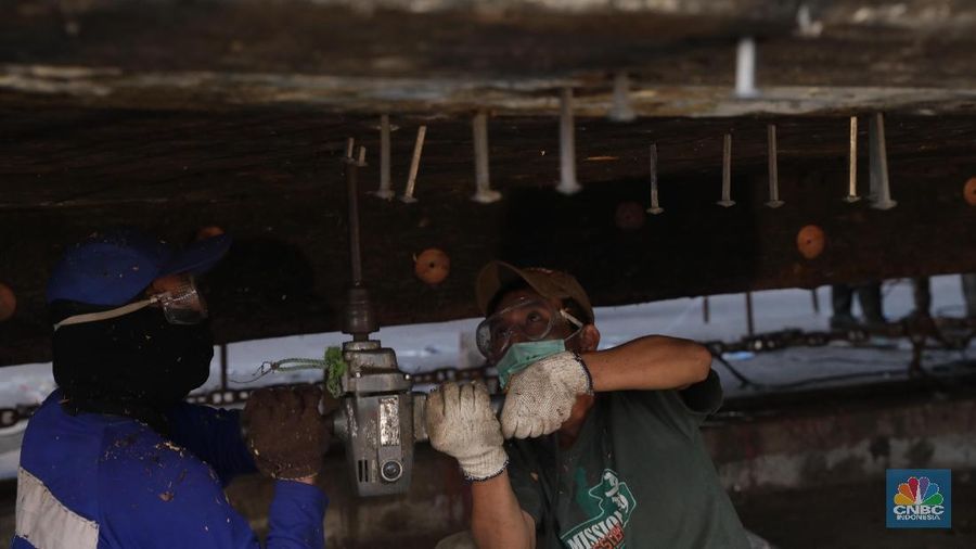 Pemerintah saat ini telah menempatkan industri kemaritiman sebagai salah satu sektor yang diprioritaskan pengembangannya.