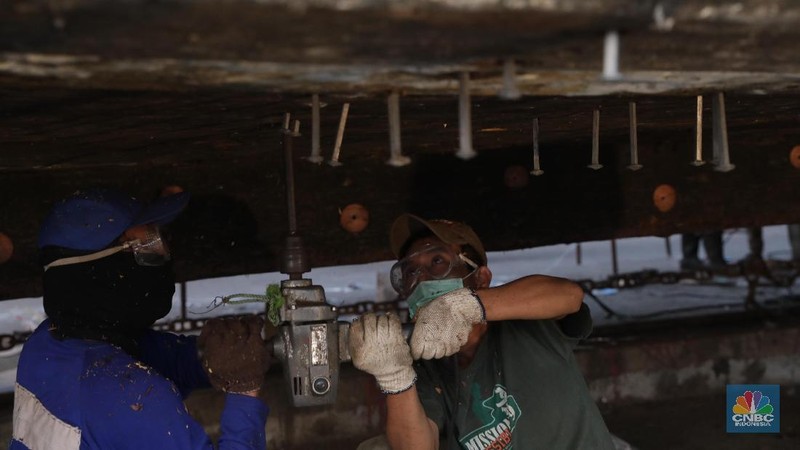 Pemerintah saat ini telah menempatkan industri kemaritiman sebagai salah satu sektor yang diprioritaskan pengembangannya.