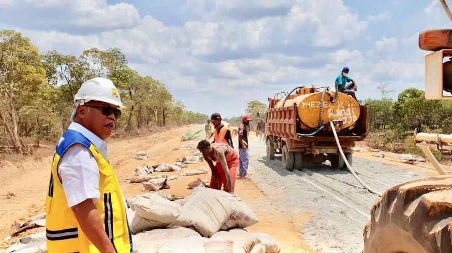 Indonesia kelebihan pasokan semen, di sisi lain impor aspal Indonesia untuk kebutuhan jalan masih tinggi.