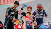 Di MotoGP Valencia Marc Marquez (tengah) gagal melanjutkan balapan usai keluar lintasan dan terjatuh di lap ketujuh. Marquez dikukuhkan menjadi juara dunia MotoGP musim ini di seri MotoGP Jepang. (REUTERS/Heino Kalis)