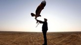 Di padang pasir itu sejumlah pecinta Burung Elang yang tergabung dalam komunitas Egy Falconer Club berkumpul untuk berbagi pengalaman mengenai cara merawat hewan peliharaannya.