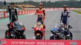 Juara dunia dari berbagai kelas: Francesco Bagnaia dari SKY Racing Team VR46 (Moto2), Marc Marquez dari Repsol Honda (MotoGP), dan Jorge Martin dan Del Conca Gresini (Moto3) berfoto di MotoGP Valencia. (REUTERS/Heino Kalis)