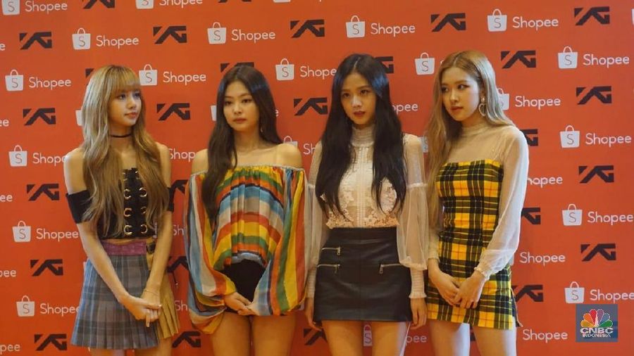 Personil Blackpink terlihat sangat anggun dengan panduan baju yang didominasi warna orange.