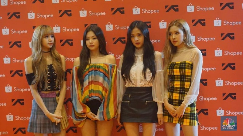 Personil Blackpink terlihat sangat anggun dengan panduan baju yang didominasi warna orange.
