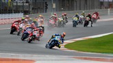 Pebalap tim Suzuki Ecstar Alex Rins memimpin balapan di awa-awal putaran. Alex Rins menempati star di posisi kedua di belakang Andrea Dovizioso. (REUTERS/Heino Kalis)