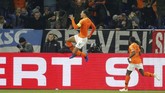 Timnas Belanda kemudian memastikan hasil imbang pada menit ke-90 melalui gol tendangan voli kapten tim Virgil van Dijk. (REUTERS/Leon Kuegeler)