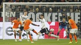 Timnas Belanda baru mampu memperkecil kedudukan menjadi 1-2 pada menit ke-85 melalui gol Quincy Promes. (REUTERS/Leon Kuegeler)