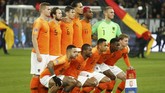 Timnas Belanda berpose sebelum pertandingan melawan Jerman. Belanda tinggal butuh hasil imbang melawan Jerman untuk lolos ke putaran final UEFA Nations League 2019. (REUTERS/Leon Kuegeler)