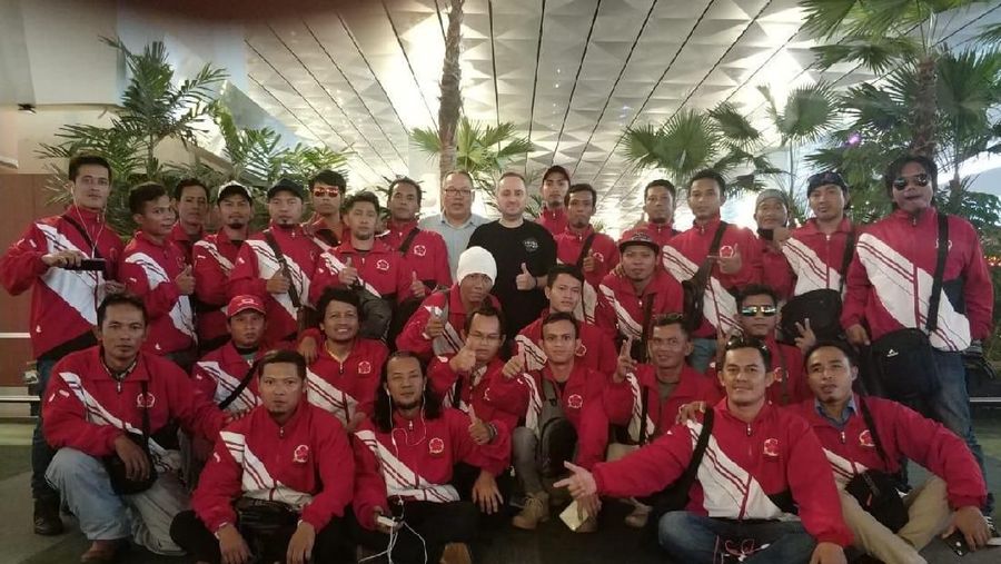 Sebanyak 30 anak muda pandai besi dan ahli las tiba di Polandia, Selasa (20/11/2018).