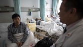Lin Hongguo, pensiunan berusia 76 tahun, membeli obat herbal untuk mengobati jantungnya yang berdetak lambat.