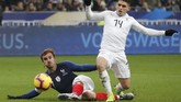 Griezmann berkontribusi hadiah penalti yang didapatkan Prancis pada menit ke-51 setelah tendangan kaki kirinya di dalam kotak penalti mengenai tangan Bruno Mendes. Ia memakai sepatu dengan bendera Prancis di kiri dan Uruguay di kanan. (REUTERS/Charles Platiau