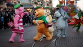 Beragam tokoh andalan seperti Winnie the Pooh dan rekan-rekannya, terlihat berseliweran di tempat ini.