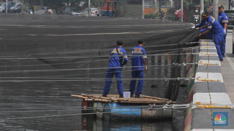 Kain yang seharga Rp 580 juta tersebut hanya berumur kurang dari empat bulan.
