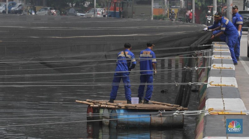 Kain yang seharga Rp 580 juta tersebut hanya berumur kurang dari empat bulan.