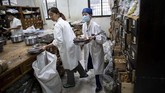 Sayangnya, impian itu masih menemukan kendala. Obat tradisional disebut tidak memiliki standar medis tertentu. Hal itu membuat penentuan dosis obat tradisional menjadi lebih rumit. (Photo by Johannes EISELE/AFP)