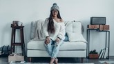 Untuk gaya yang sedikit boyish, pilih sweater loose dan boyfriend jeans sobek. (Istockphoto/g-stockstudio)