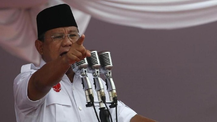 Calon Presiden RI, Prabowo Subianto ( Indonesia's presidential candidate Prabowo Subianto speaks to supporters during a campaign rally in Gelora Bung Karno Stadium in Jakarta June 22, 2014. REUTERS/Stringer