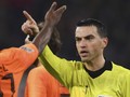 Wasit Menangis di Pelukan Van Dijk Bikin Haru Netizen