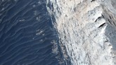 Pandangan Ophir Chasma di bagian utara tebing Mars yang luas, Vallles Marineris. Foto ini masih oleh Mars Reconnaissance Orbiter NASA pada 10 Agustus 2015. (REUTERS/NASA)