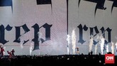 Dalam konser perdana Swift di stadion berkapasitas 50-70 ribu tersebut, ia menggunakan layar raksasa, satu panggung utama, dua panggung tambahan, dan dilengkapi aksi Swift pindah panggung lewat udara. (CNN Indonesia/Agniya Khoiri)