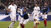 Griezmann dan Bruno Mendez terlibat duel sengit perebutan bola. Meski respek dengan Uruguay, Griezmann berusaha menunjukkan permainan sengit lawan La Celeste. (REUTERS/Benoit Tessier)