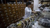Wang Zhenyi, seorang ahli kesehatan di RS Yueyang, mengibaratkan obat tradisional sebagai 'lukisan'. Sementara obat modern diibaratkannya dengan 'fotografi' yang telah memiliki standar-standar tertentu. (Photo by Johannes EISELE/AFP)