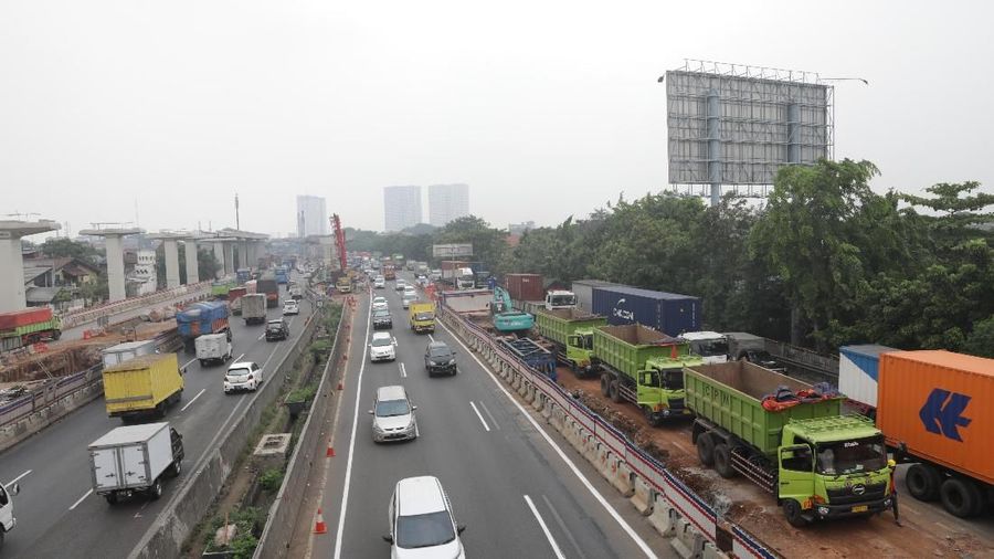 Ragam infrastruktur pun gencar dibangun, dari jalan tol hingga bendungan.