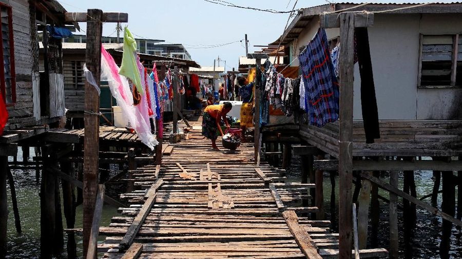 Hampir setengah dari populasi Port Moresby yang berjumlah sekitar 310.000 tinggal di permukiman informal atau ilegal.